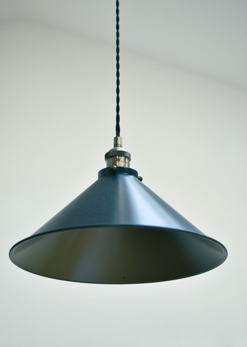 Crna viseća lampa s mesinganim detaljem