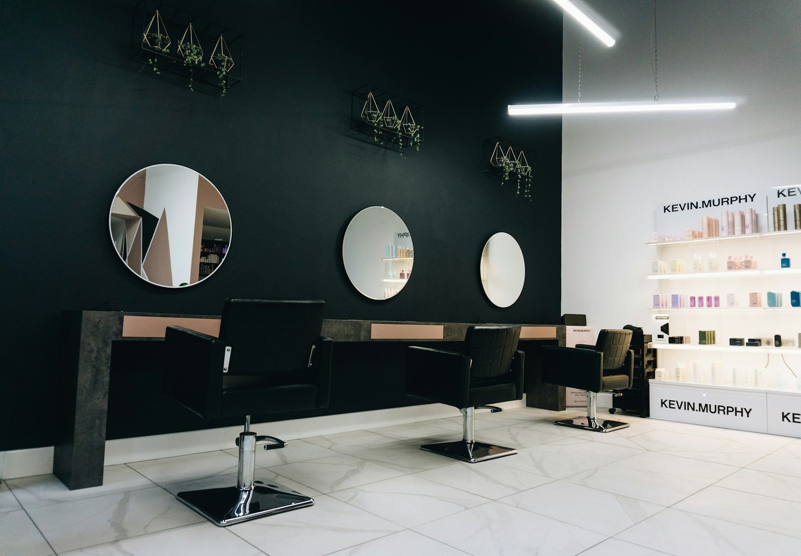 Elegantan salon s ogledalima, stolicama i toplom rasvjetom